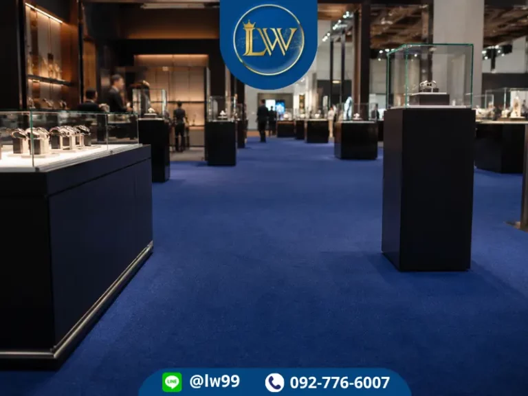 พรมอัดเรียบสีน้ำเงินปูพื้นร้านเครื่องประดับ พร้อมตู้โชว์สินค้า ทางเดิน และบรรยากาศหรูหรา