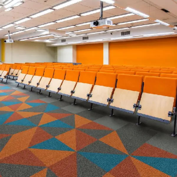 พรมปูพื้นลายเรขาคณิตด้วยพรมแผ่น carpet inter ช่วยเพิ่มสีสันและเอกลักษณ์ให้ห้องบรรยายสมัยใหม่