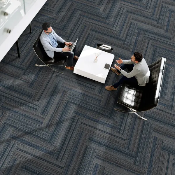 พรมปูพื้นลายเส้นทแยงแบบพรมแผ่น carpet inter เพิ่มความโมเดิร์นให้พื้นที่นั่งคุยหรือมุมประชุมขนาดเล็ก