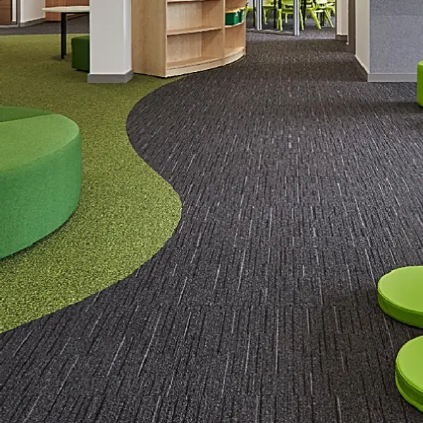 พรมปูพื้นดีไซน์โค้งด้วยพรมแผ่น carpet inter ช่วยกำหนดโซนห้องอย่างเป็นสัดส่วนและดูทันสมัย