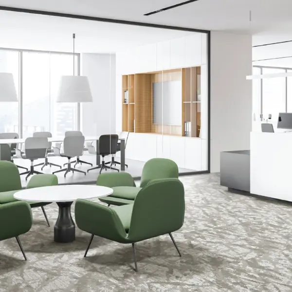 พรมปูพื้นโทนอ่อนจากพรมแผ่น carpet inter ช่วยให้โถงออฟฟิศดูโปรและสว่างทันสมัยขึ้น