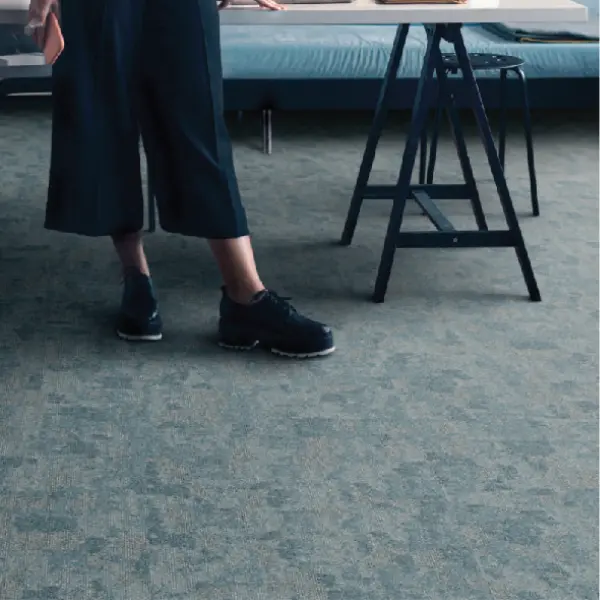 พรมปูพื้นโทนฟ้าจากพรมแผ่น carpet inter ช่วยให้ห้องทำงานดูสบายตาและเพิ่มความกลมกลืนของพื้นที่