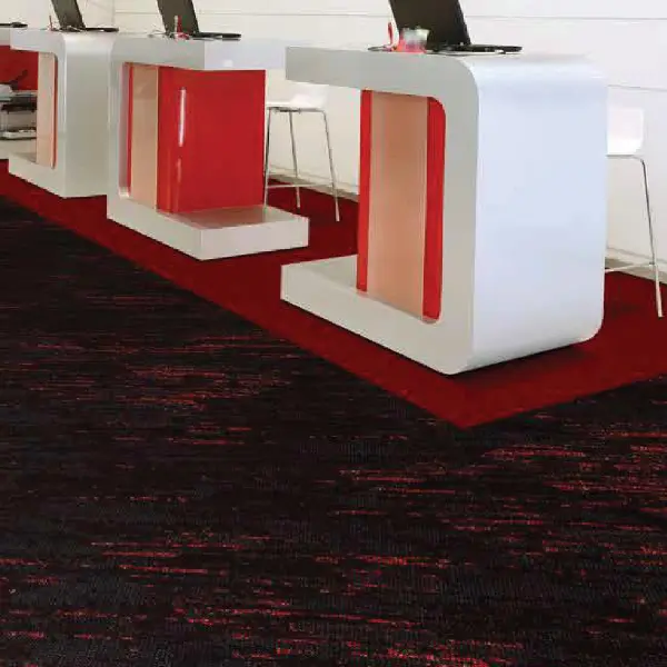 พรมปูพื้นสีดำแดงจากพรมแผ่น carpet inter เพิ่มพลังงานและความเด่นสะดุดตาในโซนเคาน์เตอร์