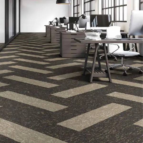 พรมปูพื้นโทนเข้มจากพรมแผ่น carpet inter เหมาะตกแต่งออฟฟิศให้ดูมีมิติและมีเส้นนำสายตาเด่นชัด