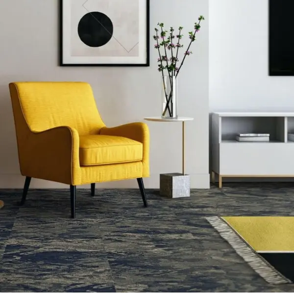 พรมปูพื้นสีน้ำเงินลายศิลป์จากพรมแผ่น carpet inter ทำให้มุมนั่งเล่นดูอบอุ่นและทันสมัยขึ้นทันที