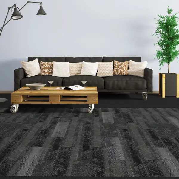 พรมปูพื้นลายเข้มโทนดำเทาจากพรมแผ่น carpet inter ช่วยสร้างบรรยากาศโมเดิร์นในห้องรับแขก