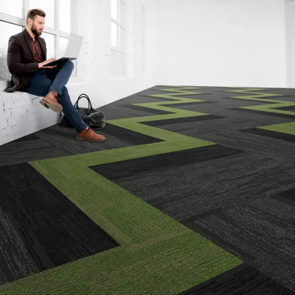 พรมปูพื้นลายซิกแซกเขียวดำจากพรมแผ่น carpet inter ทำให้สำนักงานดูเท่ทันสมัยและมีเอกลักษณ์