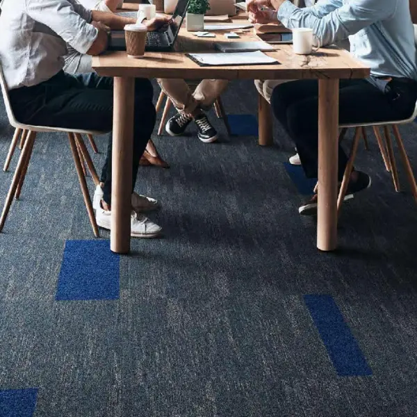 พรมปูพื้นลายผสมสีฟ้าเข้มจากพรมแผ่น carpet inter เหมาะสำหรับโซนประชุมที่ต้องการความโปร