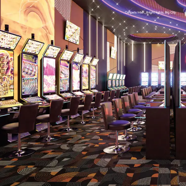 พรมปูพื้นลายกราฟิกจากพรมแผ่น carpet inter ช่วยสร้างความโดดเด่นในพื้นที่คาสิโนให้มีพลัง