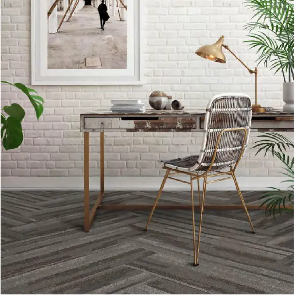 พรมปูพื้นโทนเทาจากพรมแผ่น carpet inter เพิ่มลุคอินดัสเทรียลให้โต๊ะทำงานดูเท่ร่วมสมัย