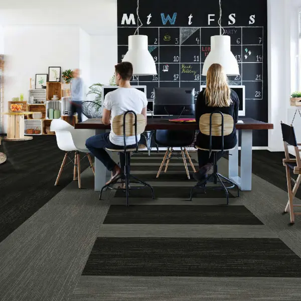 พรมปูพื้นลายเข้มผสมอ่อนจากพรมแผ่น carpet inter เหมาะตกแต่งพื้นที่ทำงานให้ดูลึกมีมิติ