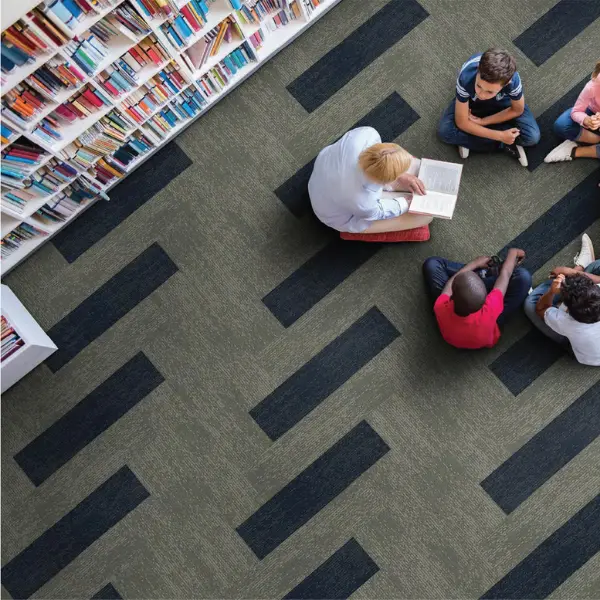 พรมปูพื้นลายเรขาคณิตจากพรมแผ่น carpet inter ช่วยให้พื้นที่ห้องสมุดดูเป็นระเบียบและน่าใช้
