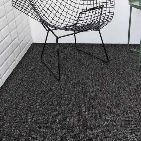 พรมปูพื้นพรมแผ่นสีเทาเข้มลายเส้นโมเดิร์น เหมาะตกแต่งมุมนั่งเล่นและห้องสไตล์ลอฟท์