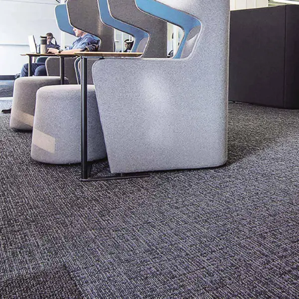 พรมปูพื้นพรมแผ่นสีเทาให้ความทนทาน เหมาะสำนักงานโคเวิร์กกิ้งและโซนนั่งทำงานต่อเนื่อง