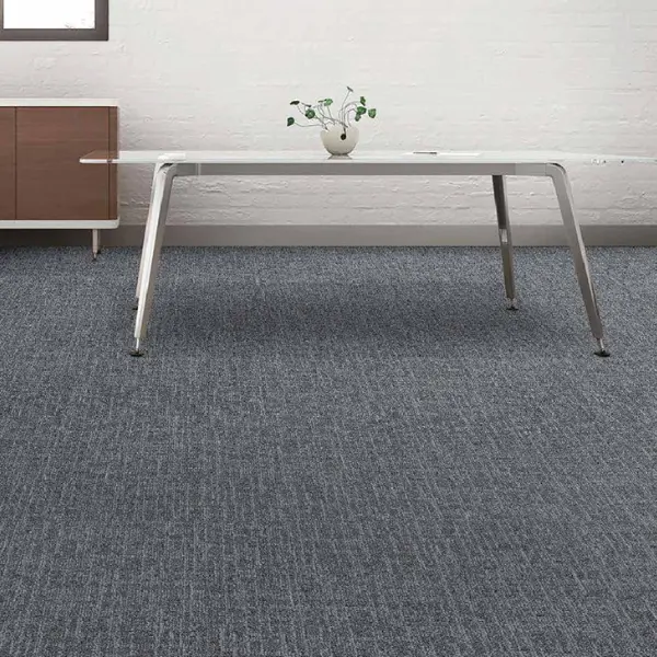 พรมปูพื้นพรมแผ่นสีเทาอ่อนลายเส้นสวยเรียบ เหมาะใช้ในออฟฟิศ ห้องประชุม และพื้นที่รีเซ็ตโซน