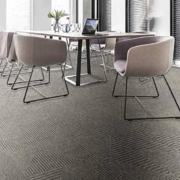 พรมปูพื้นพรมแผ่นสีเทาเข้มช่วยคุมโทนพื้นที่ เหมาะออฟฟิศที่ต้องการภาพลักษณ์มืออาชีพ