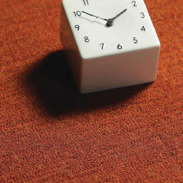 พรมปูพื้นพรมแผ่นโทนอิฐให้บรรยากาศอบอุ่น เหมาะตกแต่งห้องนอนและมุมพักผ่อนทันสมัย